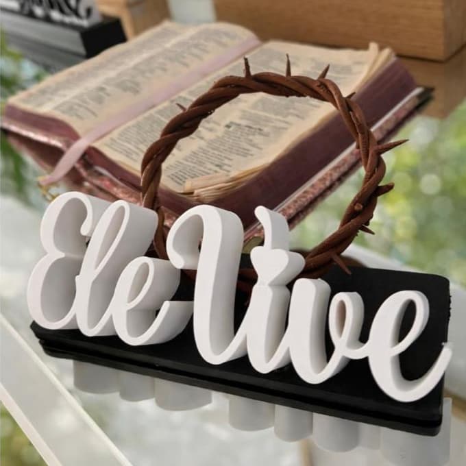 Placa Decorativa em impressão 3D Ele Vive com coroa de Espinhos | Enfeite Religioso
