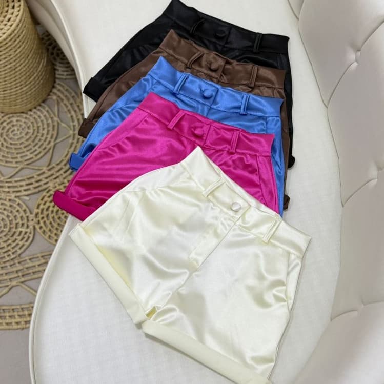 Short Feminino com Botão Encapado, Zíper e Bolso na Frente Social Liso Tipo Cetim Elegante Brilho Festival