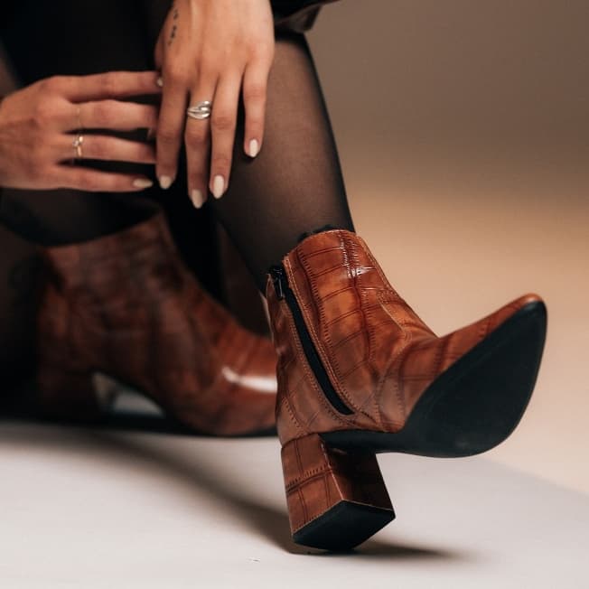 Bota Feminina Madri Croco Shay Cano Curto Bico Fino Salto Bloco Médio Confortável Com Zíper Moderna