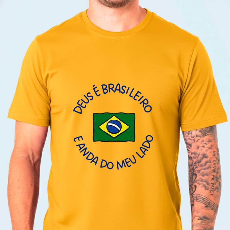 Camiseta DEUS É BRASILEIRO E ANDA DO MEU LADO 100% Algodão Unissex Camisa Copa do Mundo Futebol Jogo