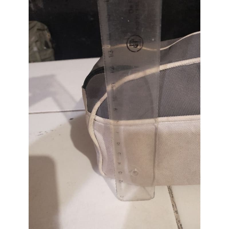 Bolsa ou Estojo de acessórios da marca Motorola está suja como demonstram as fotos.