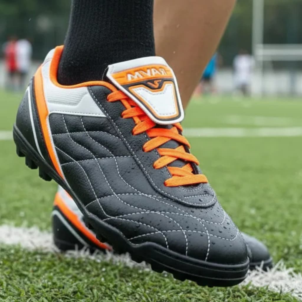 Chuteira de Futebol Society em Couro Legitimo Marca Ravia Original Chuteirinha Cor Preto Branco Leve