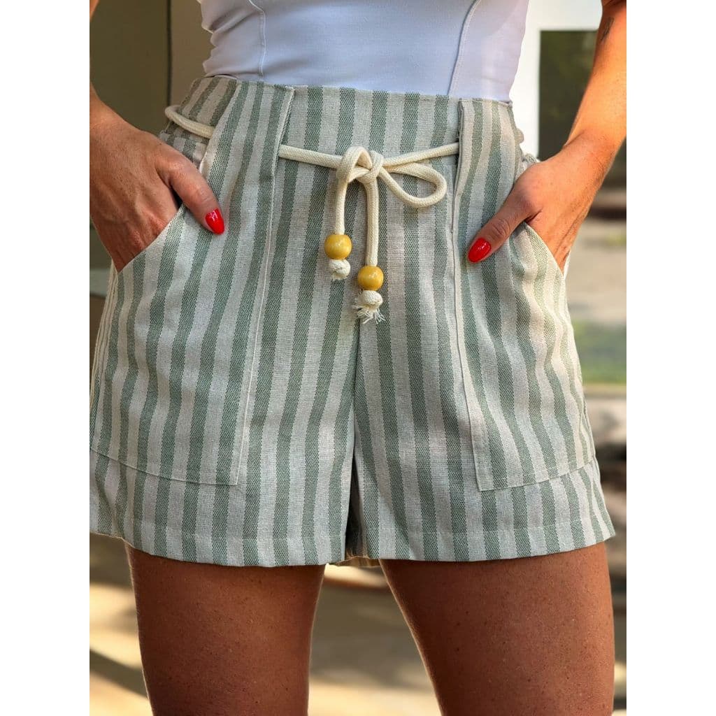 SHORT FEMENINO LISTRADO LINHO COM BOLSO COM CINTO COM CINTO DE CORDÃO