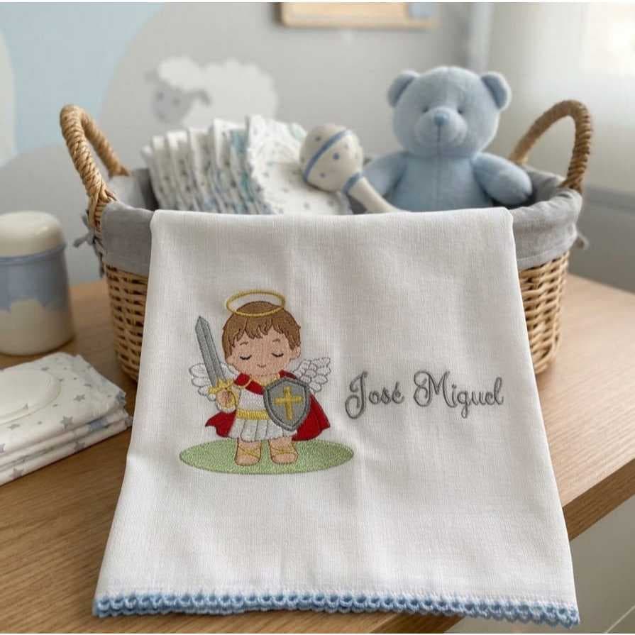 Fralda de Passeio Bordada Nome personalizado São Miguel Baby Enxoval Bebê