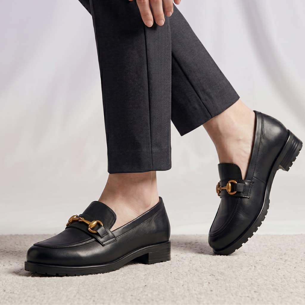 Mocassim Feminino Preto Clássico Com Detalhe Dourado Sapato Casual Feminino