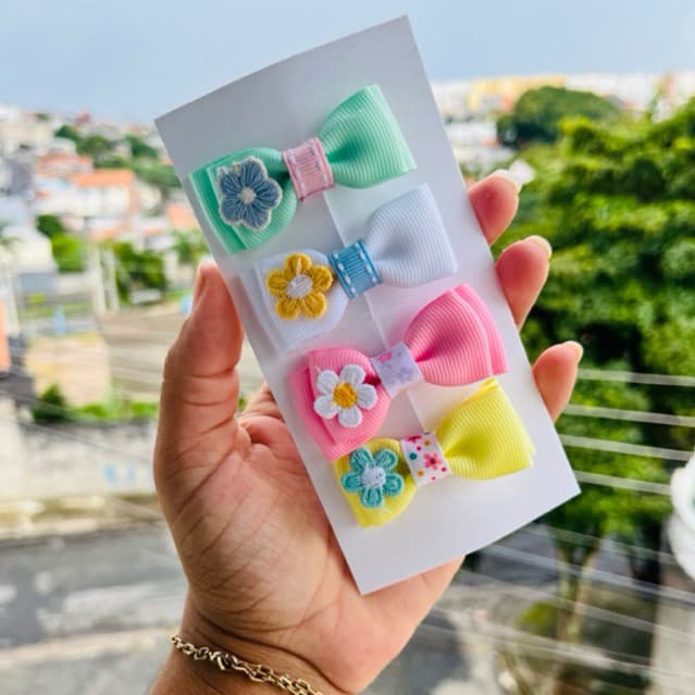 Kit com 4 Laços Infantil Delicados com Flores Bordadas | Presilhas para Bebê e Menina