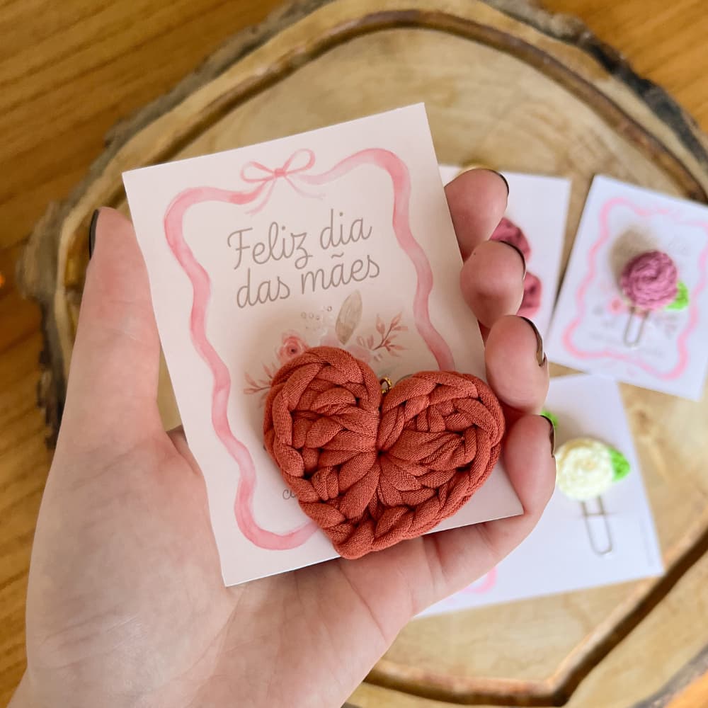 Chaveiro Coração em Fio de Malha Premium com Cartão Kit 50/100 Dia das Mães, Dia da Mulher, Aniversarios, Nascimento