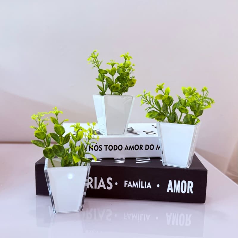 Kit com 3 vasinhos de vidro + plantinhas artificiais