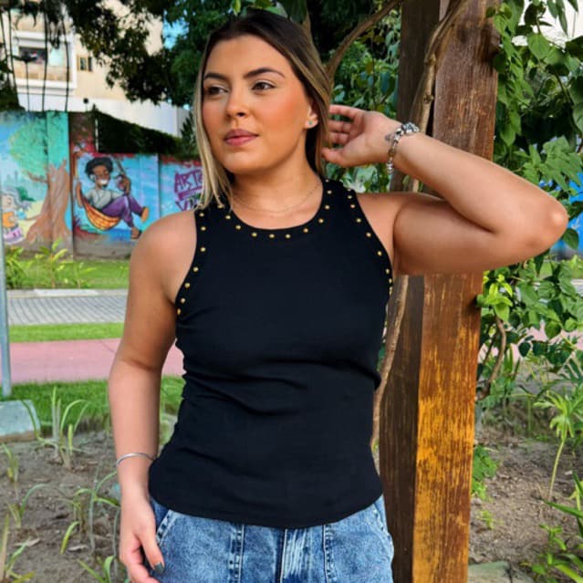 REGATA ANA / REGATA COUNTRY / REGATA OU BLUSA FEMININA COM DETALHES EM DOURADO METAL