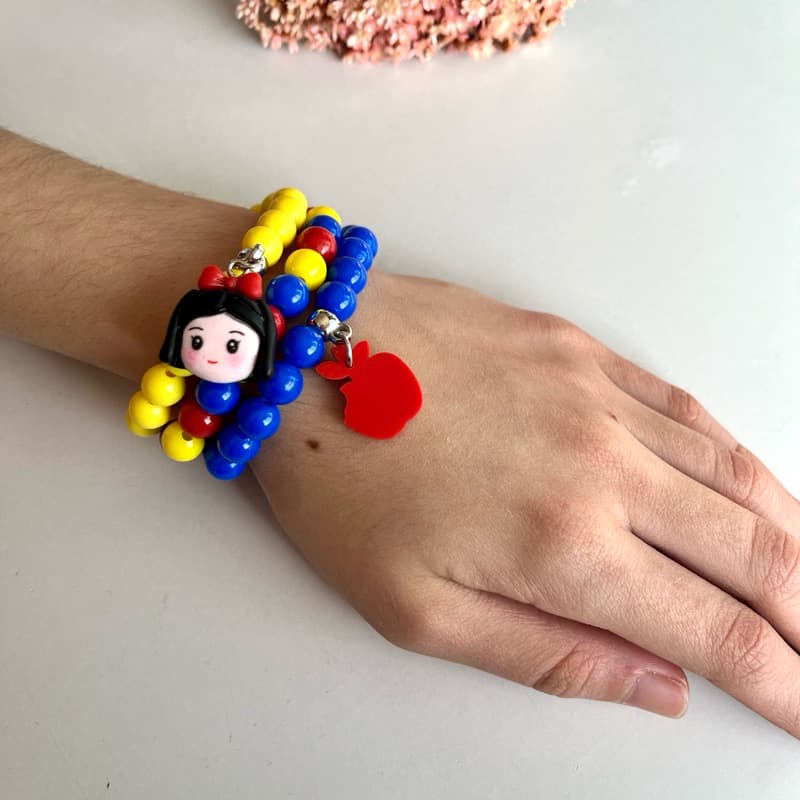 Kit Pulseiras Infantil Branca de Neve – 3 Pulseiras Coloridas com Pingentes | Acessório Infantil