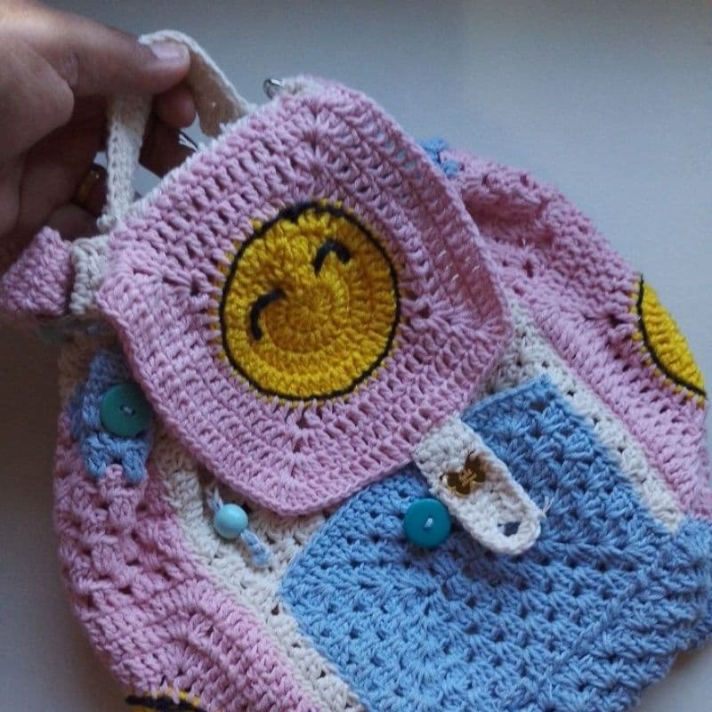 Mochila de Crochê Feminina Artesanal em Barbante Grande Casual com Bolsinho