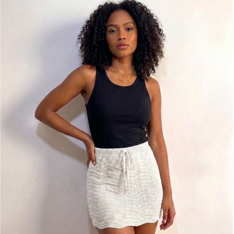 Saia Curta Feminina em Tricô Canelado com Cordão Ajustável