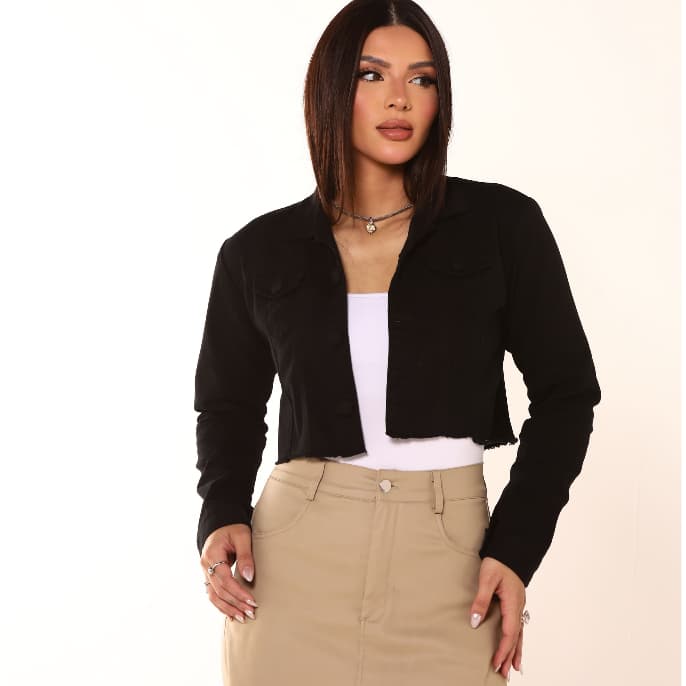Casaco Jeans Cropped Bege Feminino Barra Desfiada Moda 2026Jaqueta Jeans Cropped Preta Desfiada com Franjas Desbotado Lo