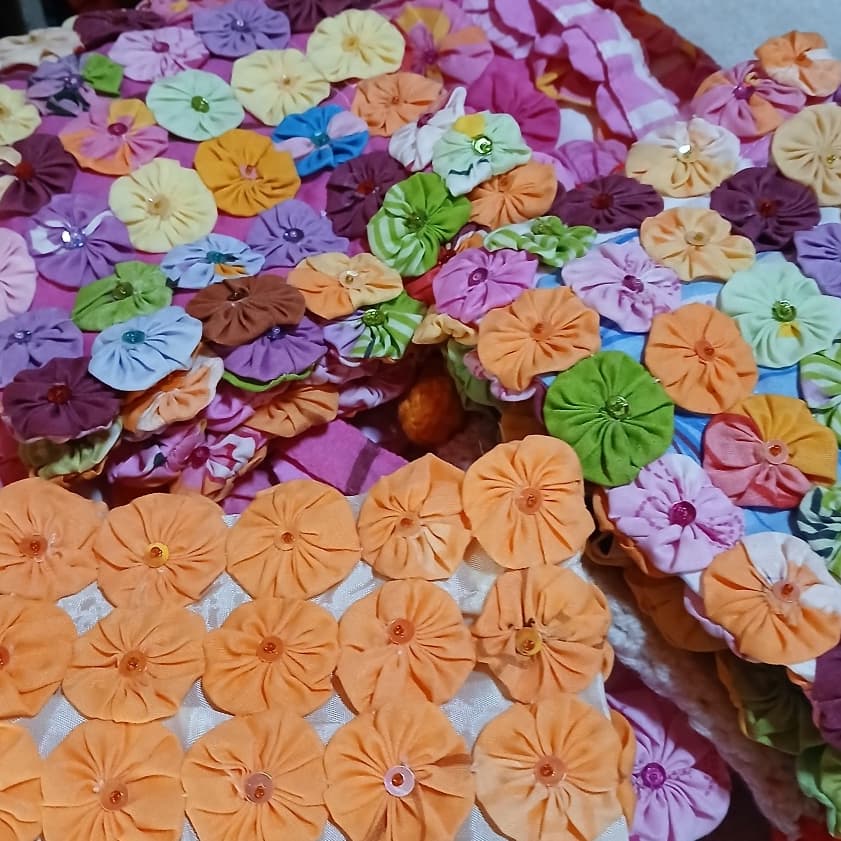 Bolsas artesanais de  fuxico e crochê