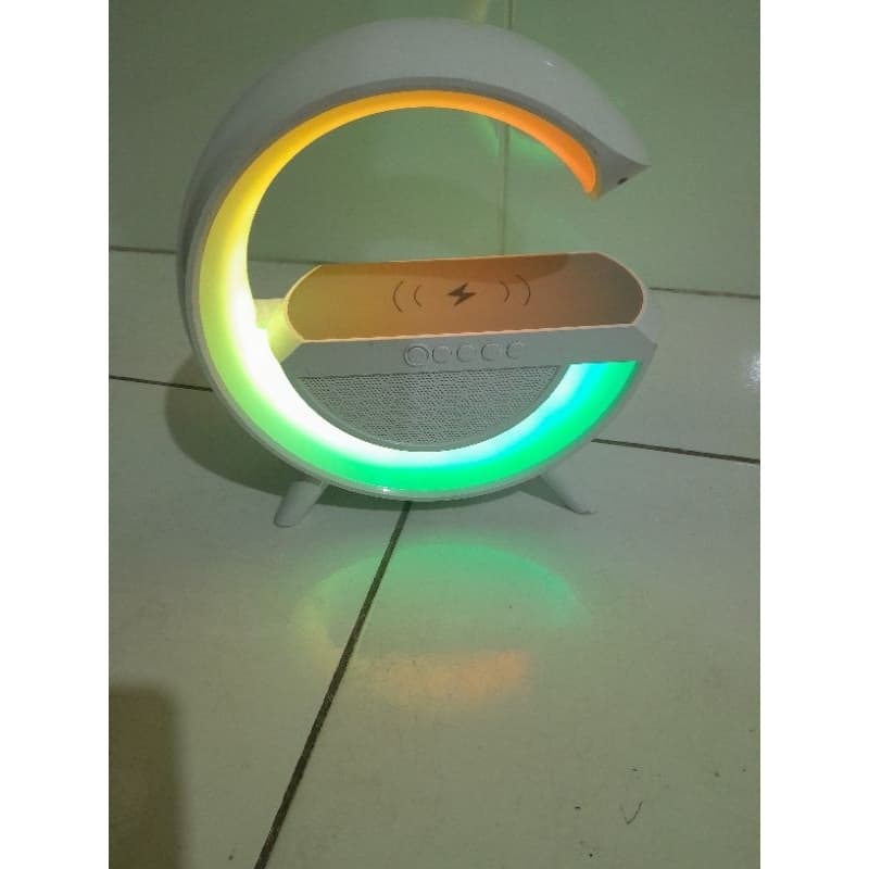 Luminária de mesa multifuncional G-Speaker no estado Leia Descrição.