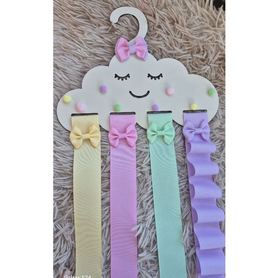 Organizador e porta laços e tiara infantil bico pato com pompom lacinhos coloridos.