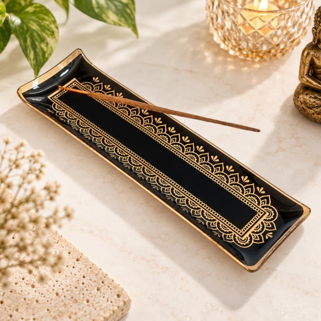 Porta Incenso Retangular em Vidro Finamente Decorado em Preto e Dourado para Deixar seu Ambiente Aconchegante e Estiloso
