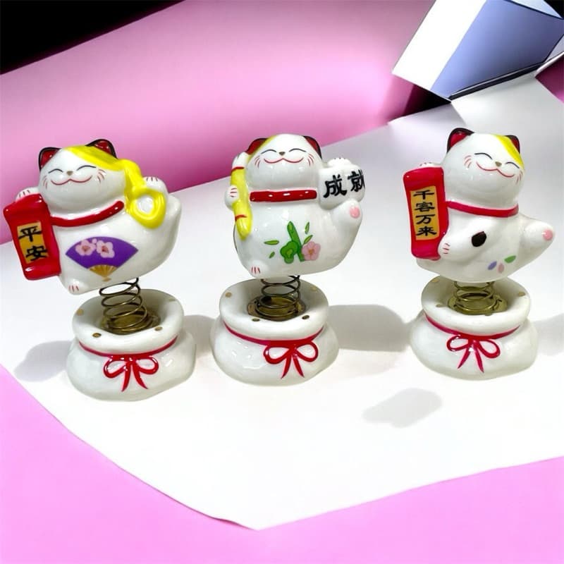 Gato da Sorte Manekineko de Porcelana com Mola