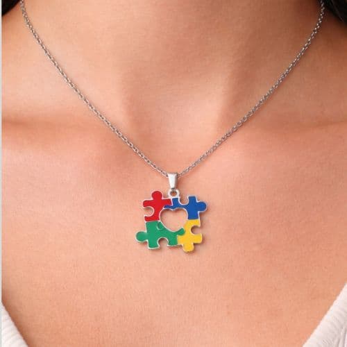 Colar Símbolo do Autismo Inclusão Quebra Cabeça Colorido Pingente Coração Aço Inox