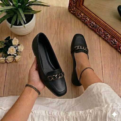 Sapatilha Mocassim Feminina Preto Bico Quadrado com Corrente Elegante Confortável