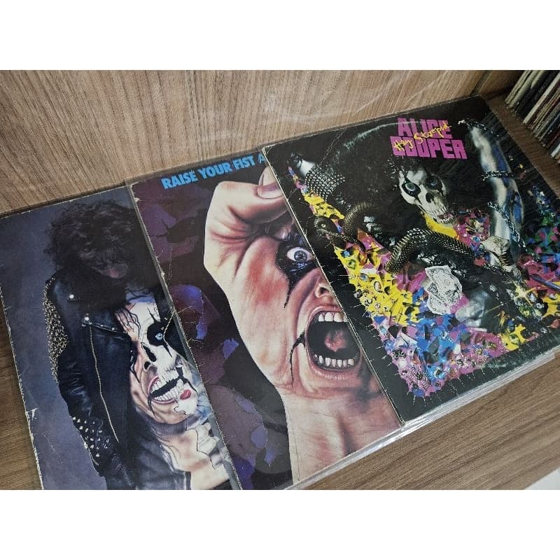 Coleção 3 álbuns LP Vinil Alice Cooper, Incluindo Hey Stoopid, Trash e Raise Your Fist And Yell, com encartes.
