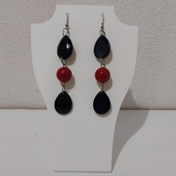 Brinco preto e vermelho de anzol