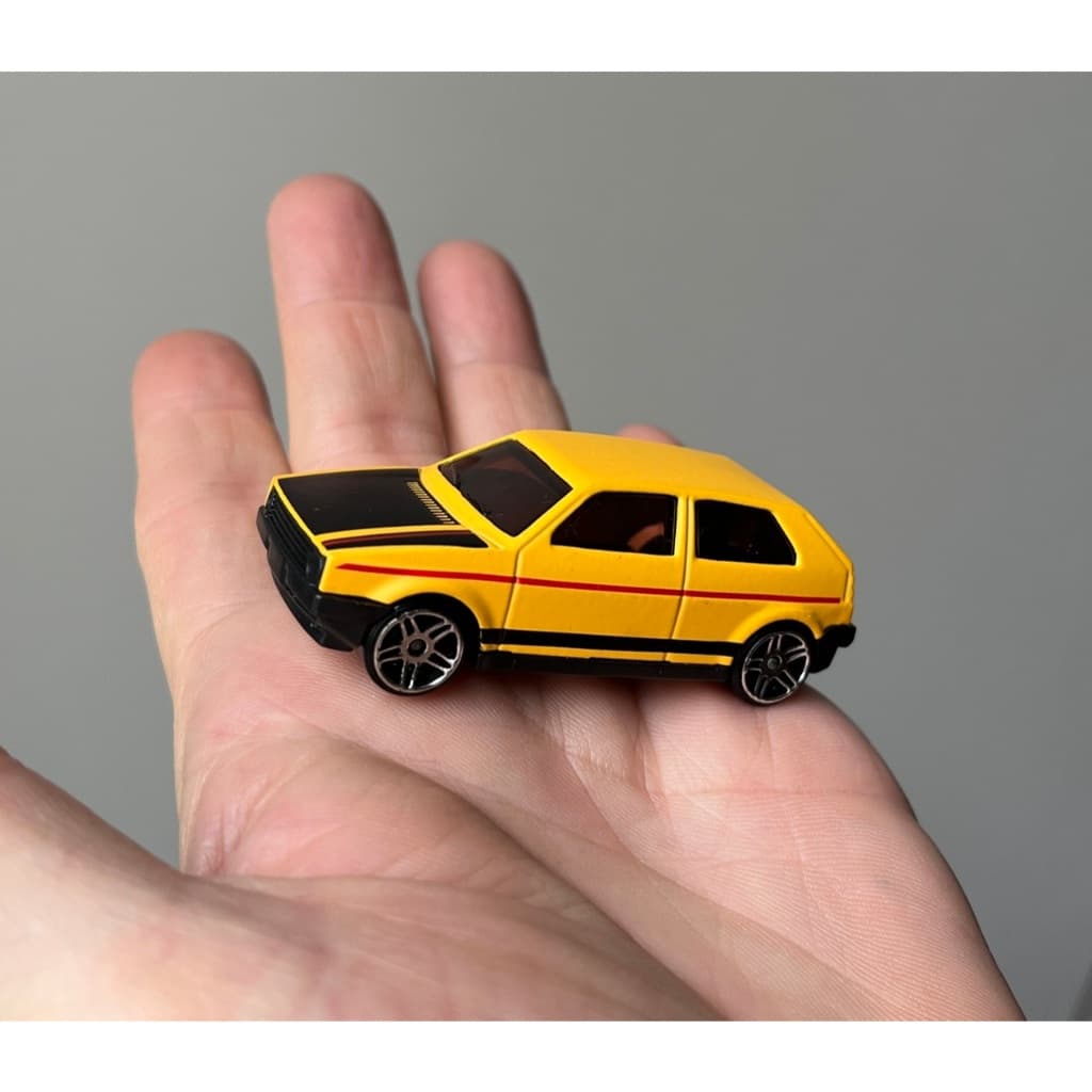 carro Volkswagen Golf Mk2 amarelo capô preto carrinho de metal esc 1/64 steelcars