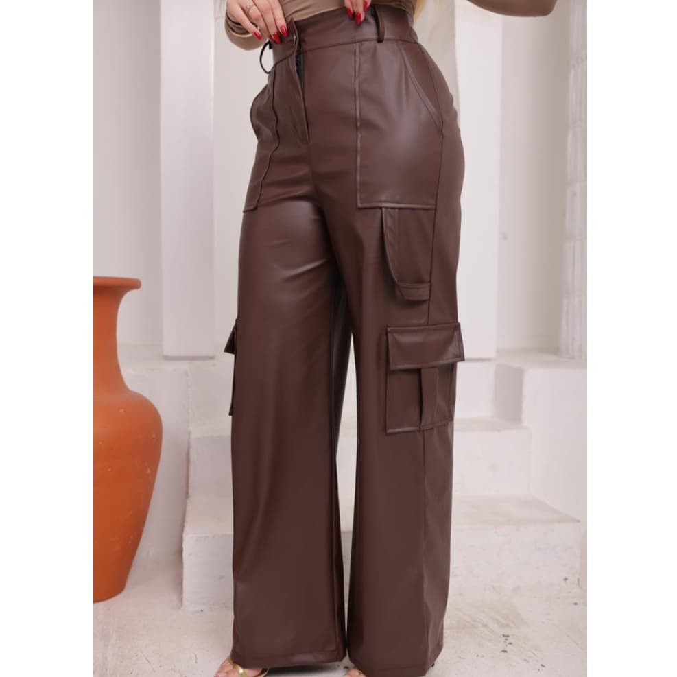 Calça Pantalona Cargo em Couro Eco Marrom Escuro Tendência Inverno