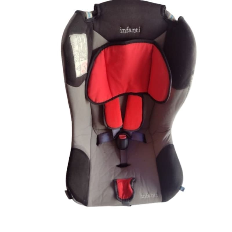 cadeirinha para bebê usar no carro de 0 a 18 kilos ,marca Chico e infanti,com e sem issofix.semi nova em ótimo estado .
