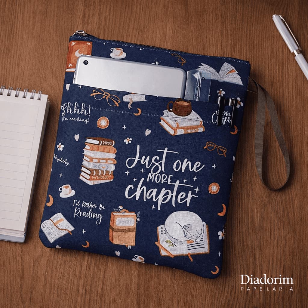 Capa / Pasta Protetora Livros e Cadernos com Zíper | Porta Livro, Tecido Lavável com Alça e Bolso "One More Chapter"