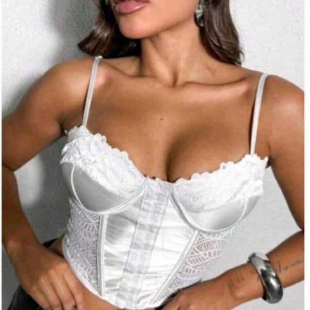corset de alcinha com renda e couro na lateral e ajuste na alça, confortável e fresco