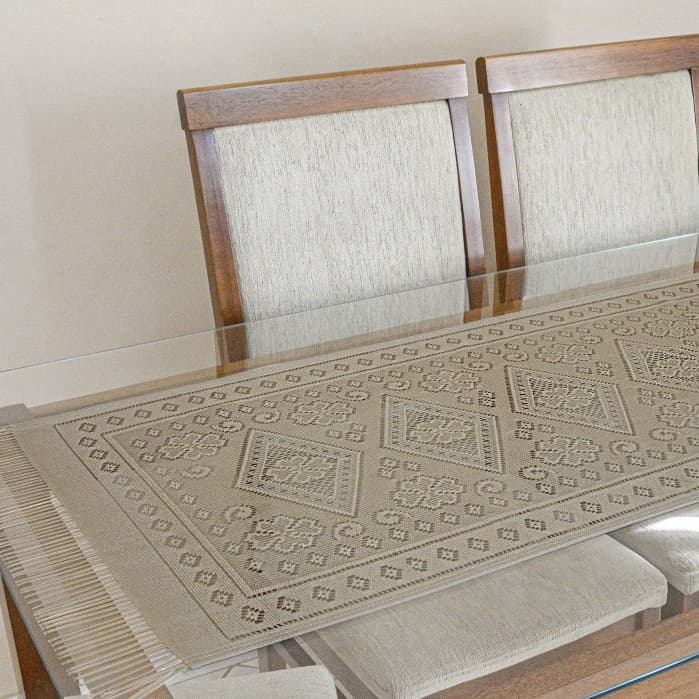 Toalha Caminho de Mesa em Renda Branca ou Bege 1,40M X 0,50M Trevo de quatro folhas com franja