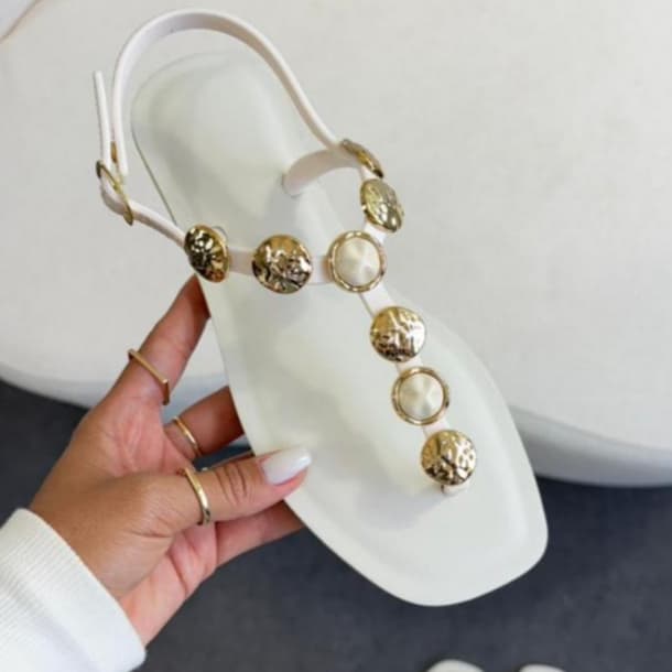Sandália Rasteira Feminina Chinelo De Dedo Pedraria Medalhas Luxo Confortável Tendência