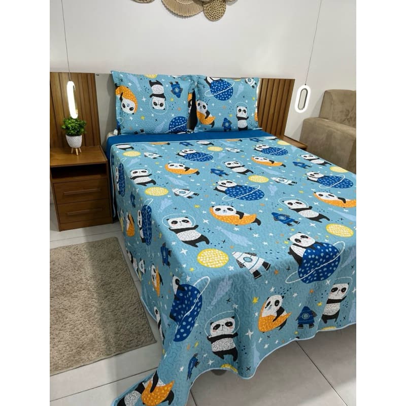 Kit Colcha Infantil Panda Espacial + 2 Porta-Travesseiros – Diversão, Conforto e Imaginação