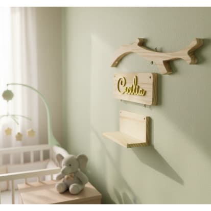 Galho de pinus + placa + balanço + nome em mdf colorido