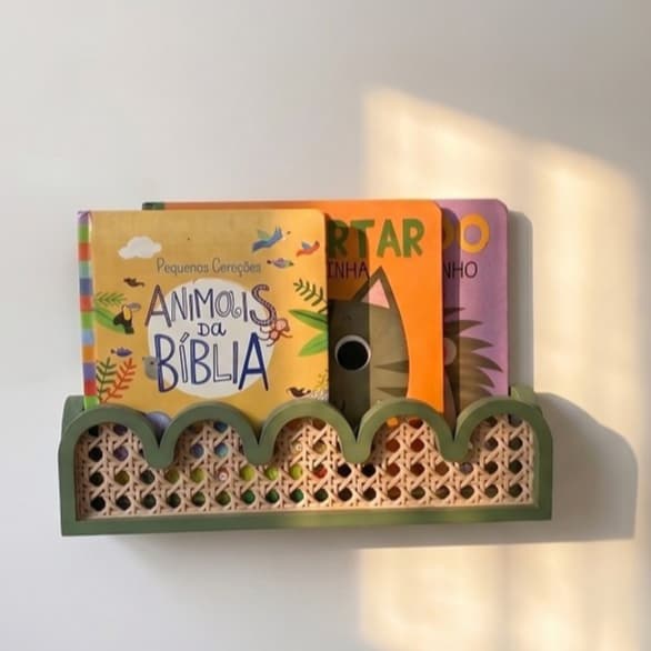 Mini Prateleira infantil  com borda ondulada e detalhe em 3D em palha indiana estilo Boho Chic 24 cm
