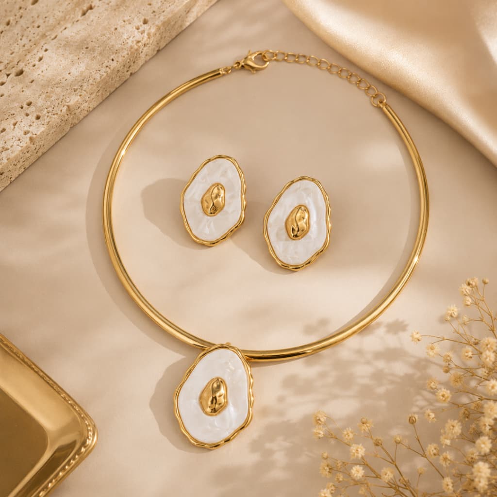 Conjunto Feminino Colar Aro Rígido com Pingente Madre Pérola + Brincos Elegantes Dourado/Prata