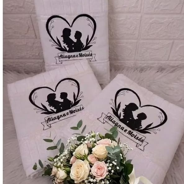 kit com 2 toalhas de banho e 1 de rosto,  bordada personalizada com desenho e nome.