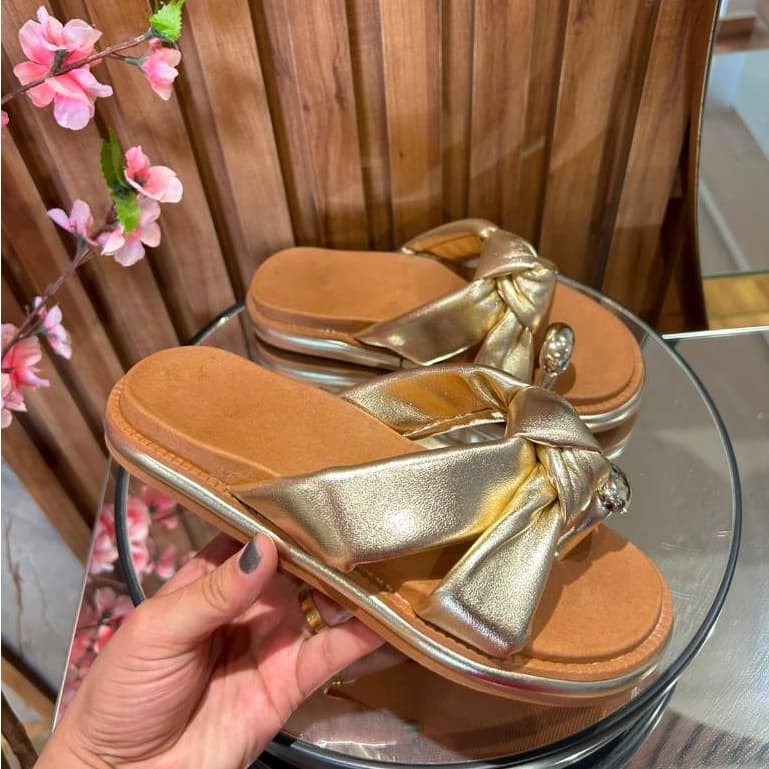 Sandália Rasteira Feminina com Laço, Detalhe Dourado, Palmilha Macia e Solado Confortável para o Dia a Dia