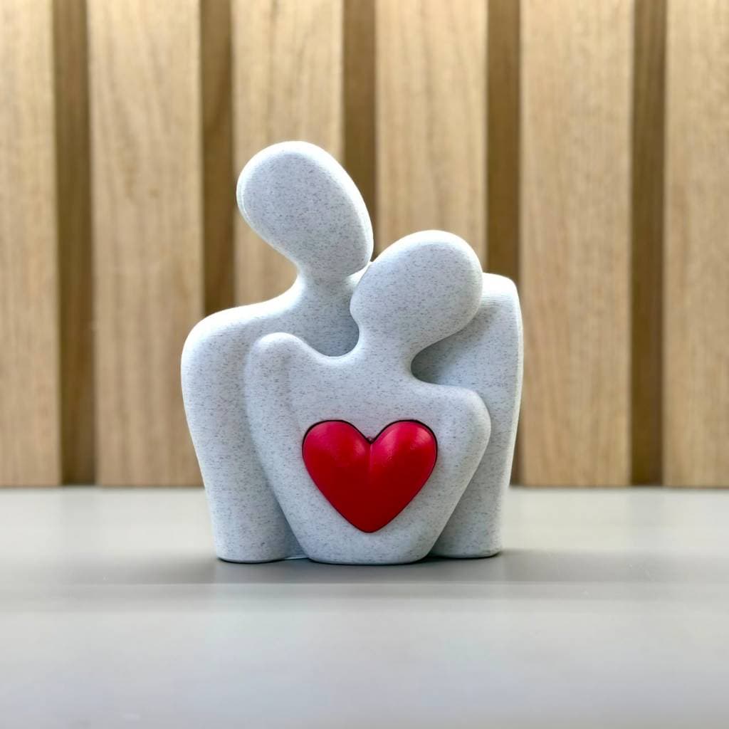 Escultura Decorativa Casal Apaixonado com Coração
