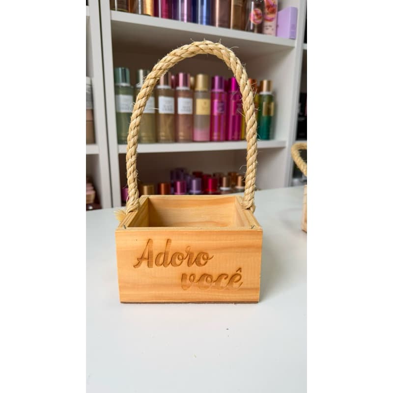 Cesta de Madeira Quadrada 16cm com Alça de Sisal Reforçada com Arame Com escrita Adoro Você