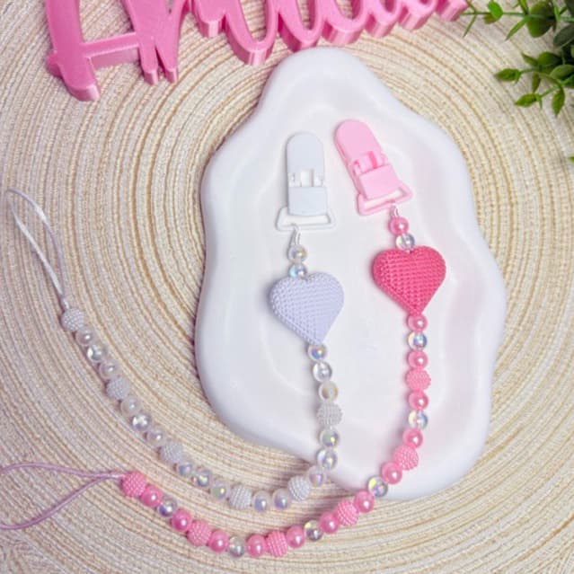 prendedor de chupeta personalizado com nome da menina de coração efeito tricô