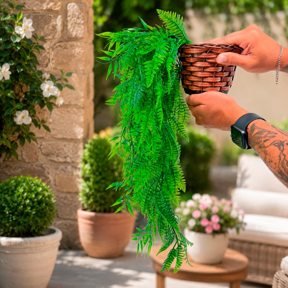 Kit Planta Decorativa: Vaso Trançado Marrom + Pendente Artificial Folhas De Samambaia e Bambu