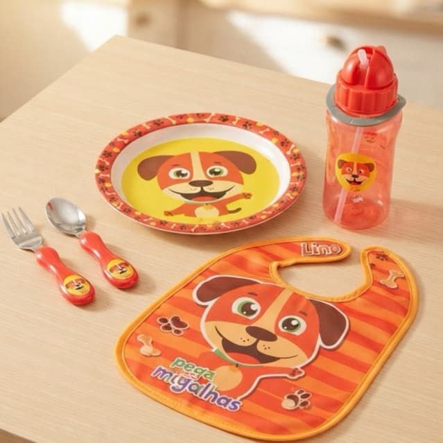 Kit Refeição Infantil criança/bebe - Prato infantil, Garrafa plástica, Talheres infantil, babador - Melhores amigos a