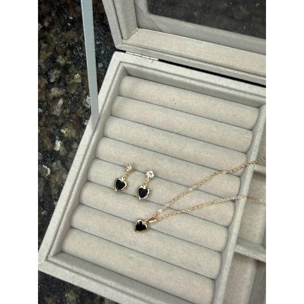 Conjunto Colar e Brinco Coração Pedra Preta Folheado a Ouro 18k: Elegância Marcante e Atemporal