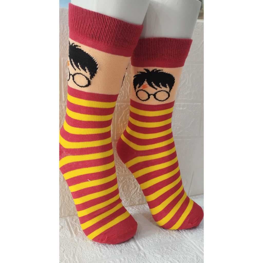 Meia Harry Potter Tematica Grifinólia Geek Bruxo Vermelha e Amarela Estampa do Personagem Confortavel e Estilosa Adulto