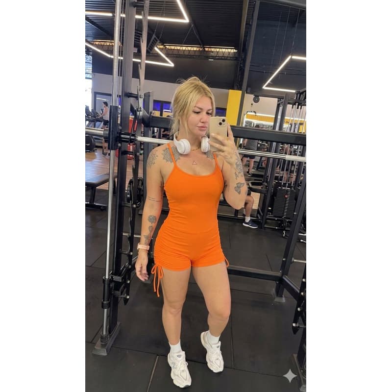 Macaquinho empina bumbum detalhes academia fitness