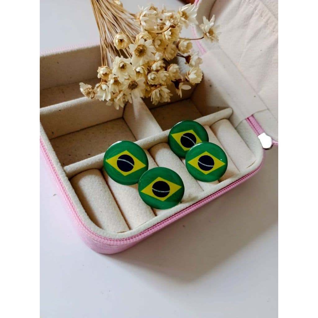 KIT COM 5 BRINCOS BOTÃO DO BRASIL- ESTILO, VERSATILIDADE E AMOR PELO PAÍS! COPA DO MUNDO