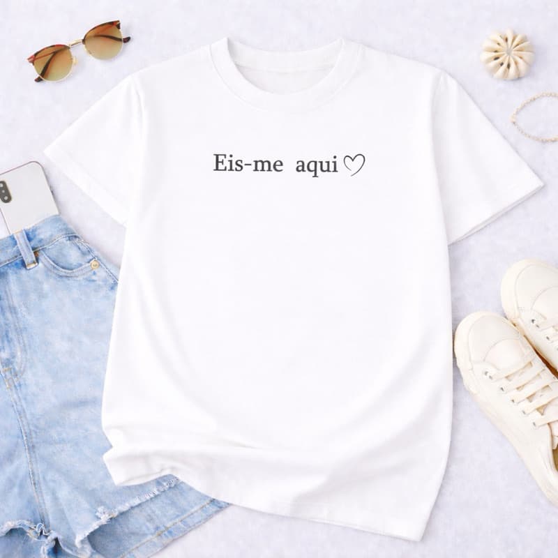 Camiseta Feminina Estampada “Eis-me Aqui” Minimalista | T-shirt Gospel Casual Algodão Confortável
