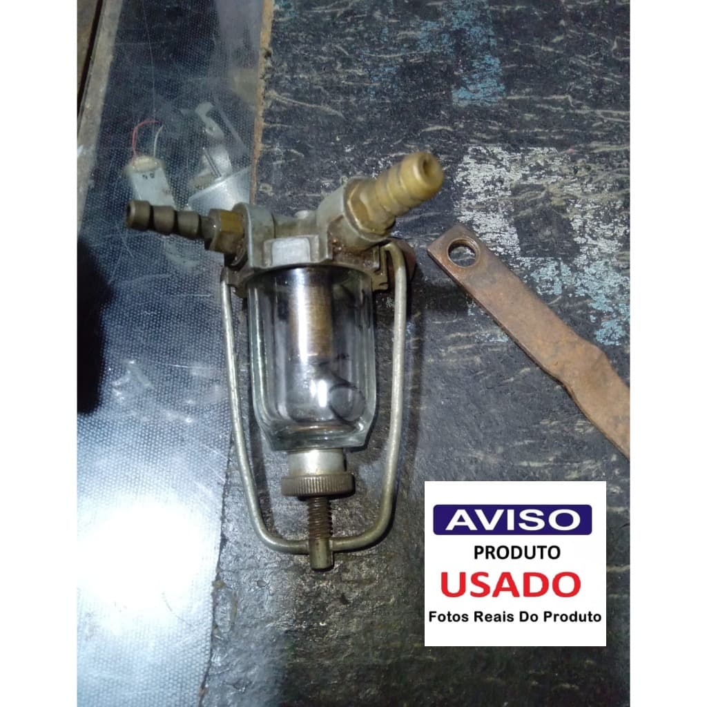 Filtro de combustível antigo com copo de vidro, comumente utilizado em veículos clássicos e tratores.